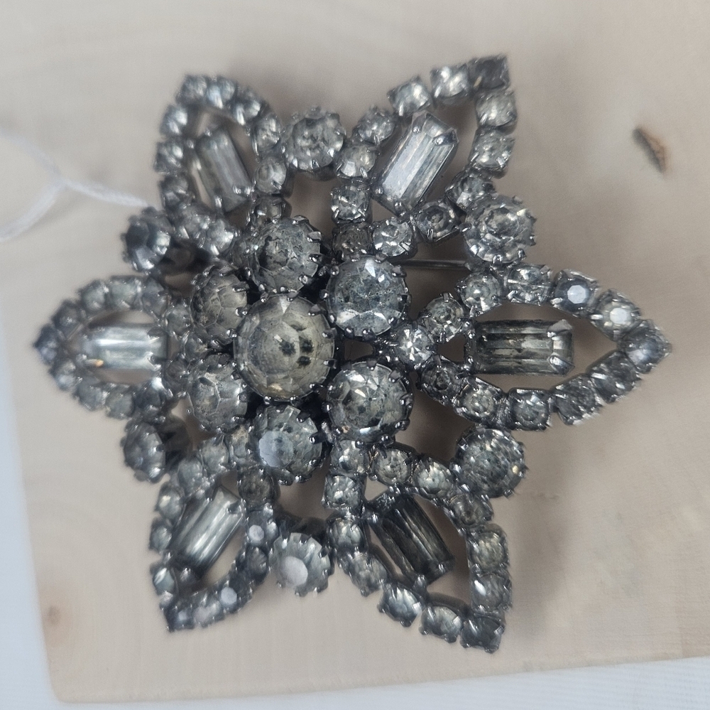 Albert Weiss Vintage Rhinestone Flower Brooch 1950s GUC 2.25" - Picture 4 of 8